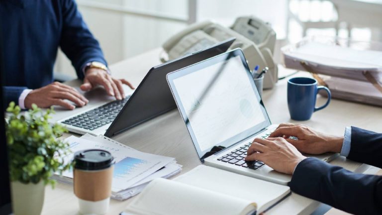 mengenal-job-hugging-adalah